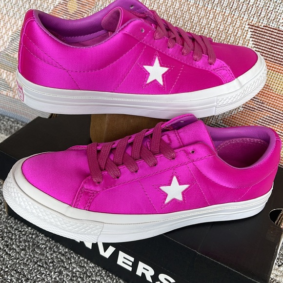 Converse WMNS 161197C
ONE STAR OX
HYPER MAGENTA/HYPER MAGENTA Sneakers - Picture 11 of 16
